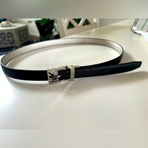 MICHAEL KORS MK SILVER BUCKLE BLACK / SILVER REVERSIBLE LEATHER BELT SMALL M